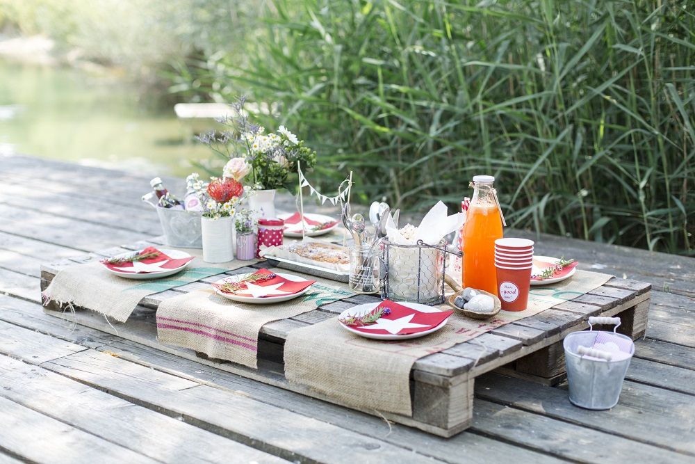 Bruiloftsbrunch : een palet als picknicktafel Bruiloftsbrunch : een palet als picknicktafel