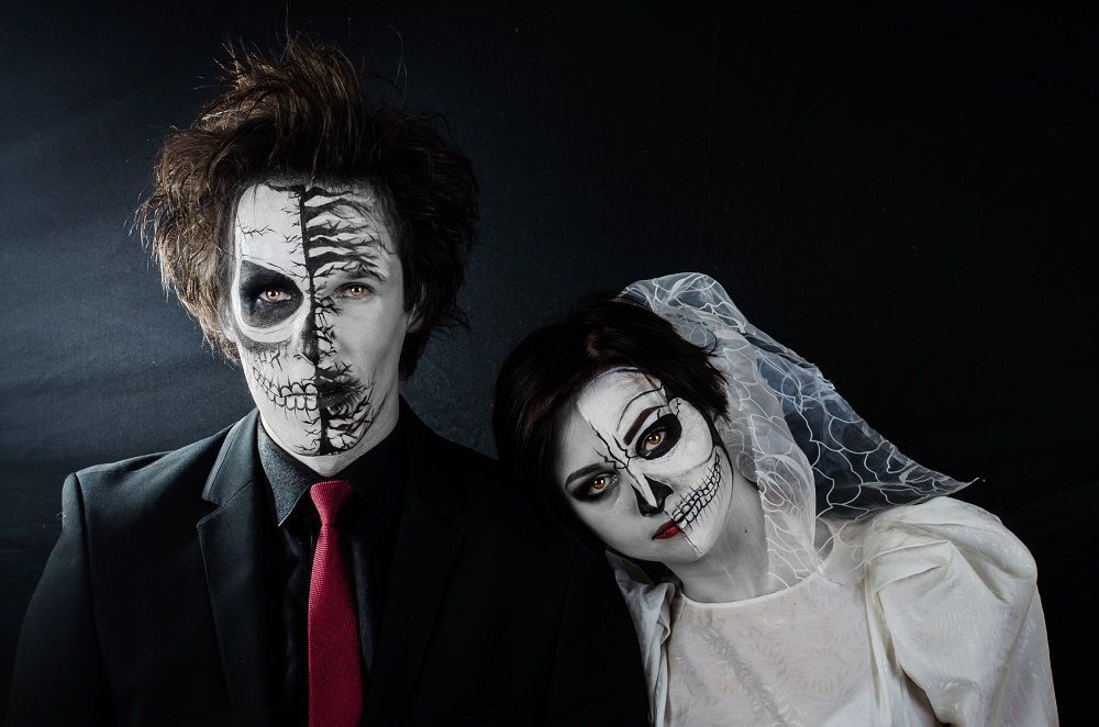Laten we trouwen op Halloween-avond! Laten we trouwen op Halloween-avond!