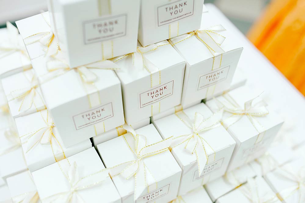 Het geven van een geschenk - souvenir aan uw gasten Het geven van een geschenk - souvenir aan uw gasten