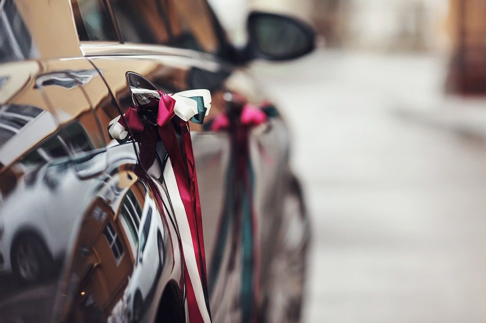 Het lint om uw trouwauto te versieren Het lint om uw trouwauto te versieren